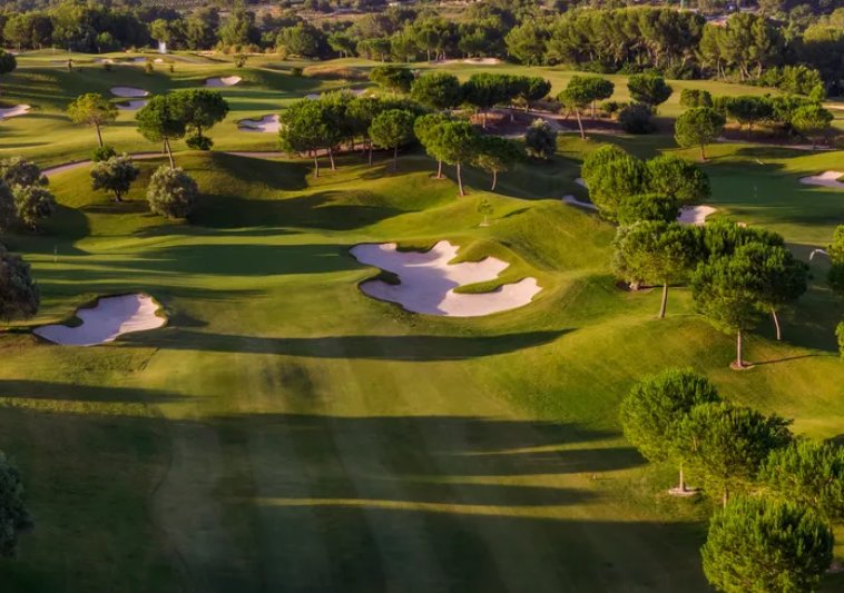 Luchtfoto van Las Colinas Golf & Country Club met bunkers en fairways
