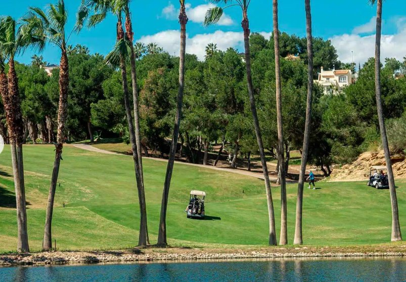 Las Ramblas Golf met waterpartij, palmbomen en golfkar